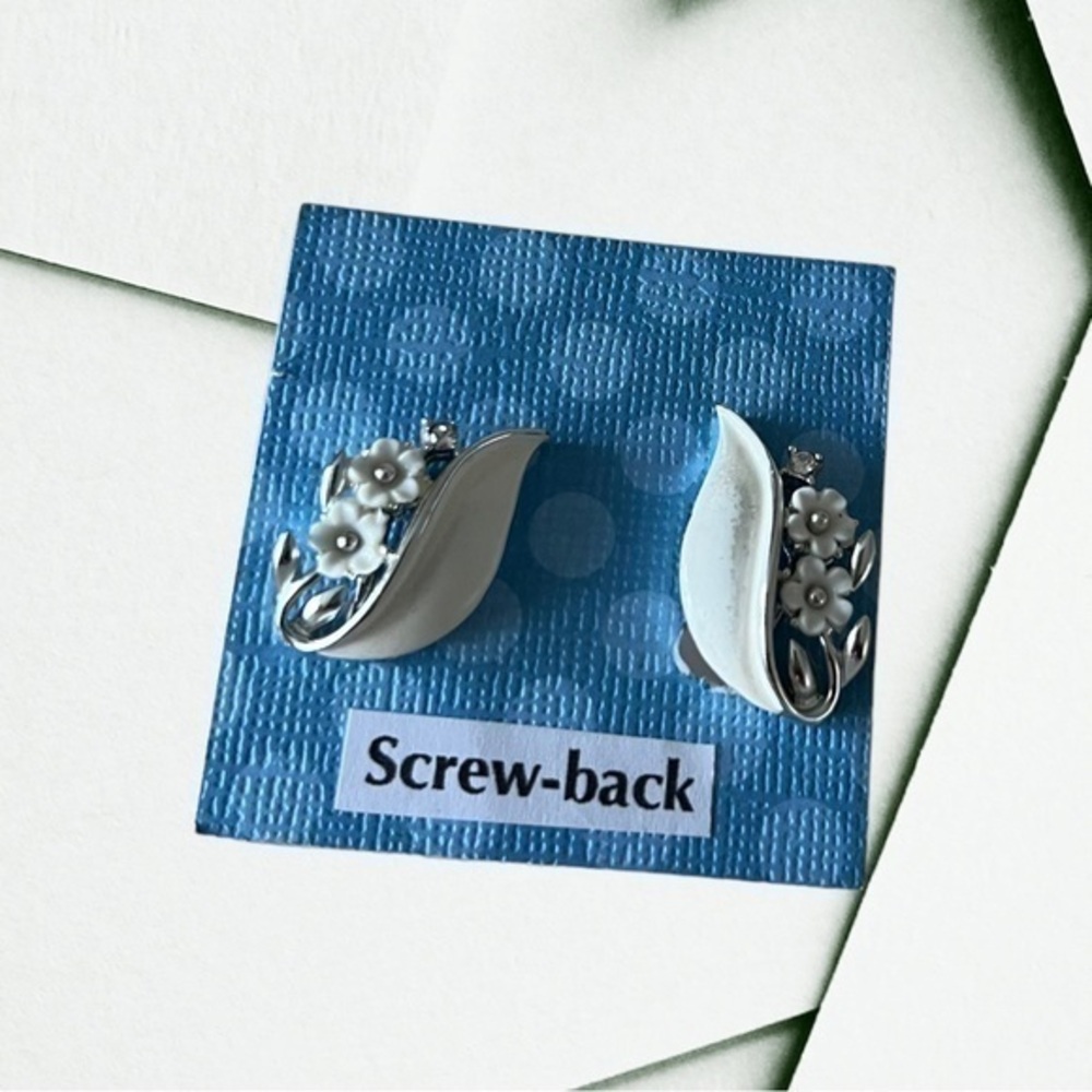 Vintage Lisner White Screw Back Earrings